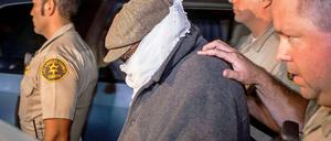 Nakoula Basseley Nakoula, der mutmaßliche Regisseur des anti-islamischen Videos wird beim Verlassen seines Hauses in Los Angeles von der Polizei begleitet.