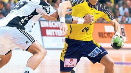 Spielmacher unter sich. Kiels Regisseur Filip Jicha sah sich genau wie sein Berliner Gegenüber Bartlomiej Jaszka über die gesamte Spielzeit einer Sonderbewachung ausgesetzt. Nach 60 umkämpften Minuten trennten sich die Füchse und der THW 26:26. Foto: dpa