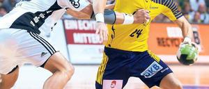 Spielmacher unter sich. Kiels Regisseur Filip Jicha sah sich genau wie sein Berliner Gegenüber Bartlomiej Jaszka über die gesamte Spielzeit einer Sonderbewachung ausgesetzt. Nach 60 umkämpften Minuten trennten sich die Füchse und der THW 26:26. Foto: dpa