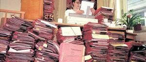 Mauerblümchen hinter Ordnern. So stellen sich Laien oft den Beruf des Buchhalters vor. Dabei können Weiterbildungen in Buchhaltung für Menschen in kaufmännischen Berufen einen Karrieresprung bringen. Viele Anbieter von Seminaren spielen aber gern extra mit den Klischees. Foto: dpa