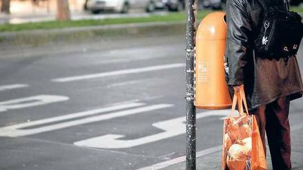 Letzter Ausweg. Immer öfter sieht man in Berlin Menschen, die in Mülleimern nach Verwertbarem suchen. Dies droht auch immer mehr Alten, die in der Stadt zu Niedriglöhnen gearbeitet haben und mehrfach arbeitslos waren. Ihre Rente reicht nicht. 