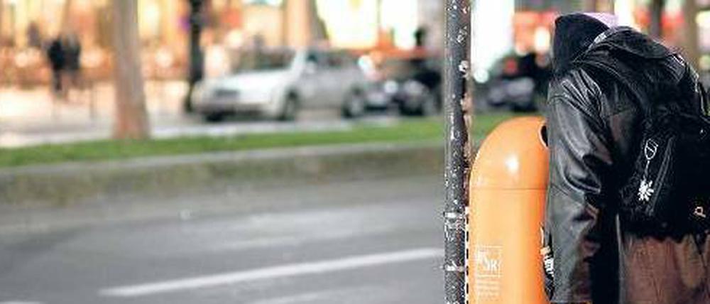 Letzter Ausweg. Immer öfter sieht man in Berlin Menschen, die in Mülleimern nach Verwertbarem suchen. Dies droht auch immer mehr Alten, die in der Stadt zu Niedriglöhnen gearbeitet haben und mehrfach arbeitslos waren. Ihre Rente reicht nicht.