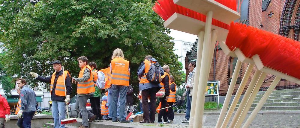 Genug Besen für alle! Damit dürfte Berlin demnächst noch schöner sein.