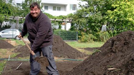 Noch ist da nur ein Haufen Erde. Doch Uwe Ackermann will hier ein Beet anlegen und Dill und Tomaten anpflanzen. Alle Mitglieder der Garteninitiative Lichtenberg schufteten am Aktionstag auf ihrer Fläche zwischen den Plattenbauten.