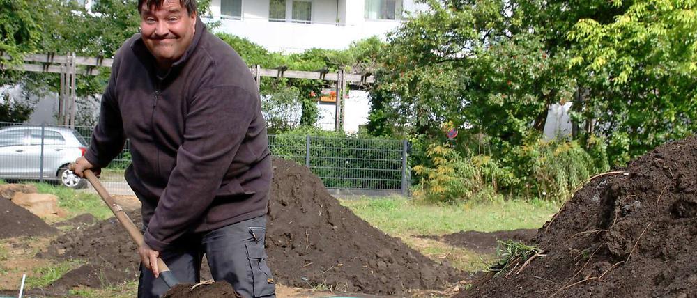 Noch ist da nur ein Haufen Erde. Doch Uwe Ackermann will hier ein Beet anlegen und Dill und Tomaten anpflanzen. Alle Mitglieder der Garteninitiative Lichtenberg schufteten am Aktionstag auf ihrer Fläche zwischen den Plattenbauten.