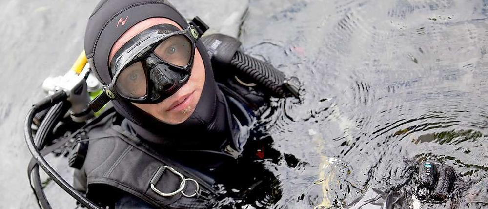 Taucher der Tauchschule „Dive’n“ hohlen Müll aus dem Tegeler See.