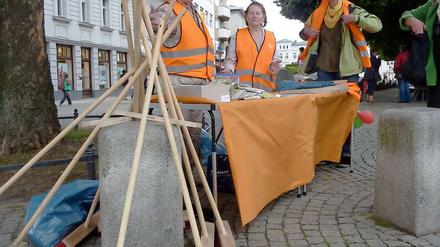 Ingrid und Eberhard Jahn (links) von der AG Altstadt Spandau setzen sich dafür ein, dass die Fußgängerzone sauberer wird.