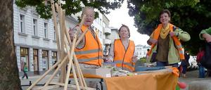 Ingrid und Eberhard Jahn (links) von der AG Altstadt Spandau setzen sich dafür ein, dass die Fußgängerzone sauberer wird.