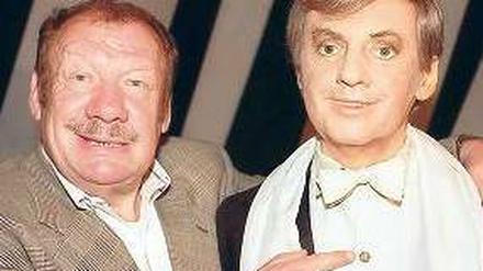 Arm in Arm. Wolfgang Völz, heute 82, herzte 1995 am Ku’damm diese Wachsfigur von Harald Juhnke. Foto: pa/dpa