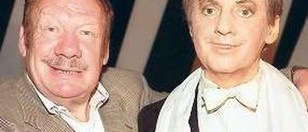 Arm in Arm. Wolfgang Völz, heute 82, herzte 1995 am Ku’damm diese Wachsfigur von Harald Juhnke. Foto: pa/dpa