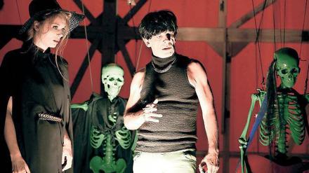 Der Tod steht ihnen gut. Lilith Stangenberg und Martin Wuttke besprechen die Liebe zum Abwesenden (2.v.l. und r.).