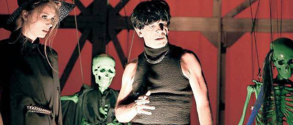 Der Tod steht ihnen gut. Lilith Stangenberg und Martin Wuttke besprechen die Liebe zum Abwesenden (2.v.l. und r.).