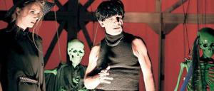 Der Tod steht ihnen gut. Lilith Stangenberg und Martin Wuttke besprechen die Liebe zum Abwesenden (2.v.l. und r.).