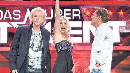 Ein höfliches Nichtverhältnis scheinen Thomas Gottschalk (l.) und Dieter Bohlen bei RTLs „Supertalent“ zu pflegen. Da kann auch Michelle Hunziker nichts retten. Foto: dpa