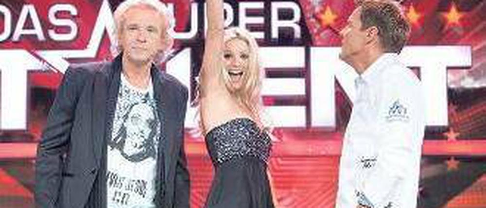 Ein höfliches Nichtverhältnis scheinen Thomas Gottschalk (l.) und Dieter Bohlen bei RTLs „Supertalent“ zu pflegen. Da kann auch Michelle Hunziker nichts retten. Foto: dpa