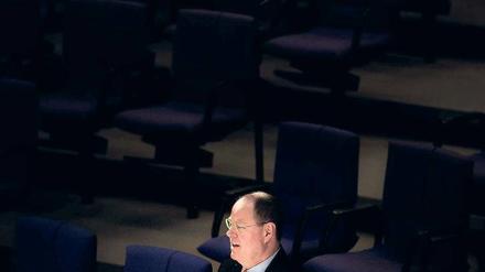 Allein und einer von drei. Peer Steinbrück im Bundestag. Foto: dpa