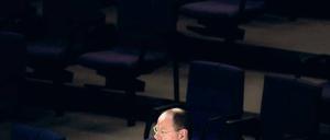 Allein und einer von drei. Peer Steinbrück im Bundestag. Foto: dpa