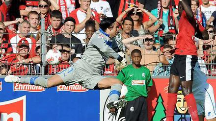 Wiese unterwegs. Der Neuzugang vom SV Werder sah bei zwei Toren nicht gut aus.