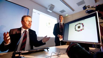 Mit einem Mausklick online. Innenminister Friedrich (CSU) stellte die "Rechtsextremismus-Datei" vor.