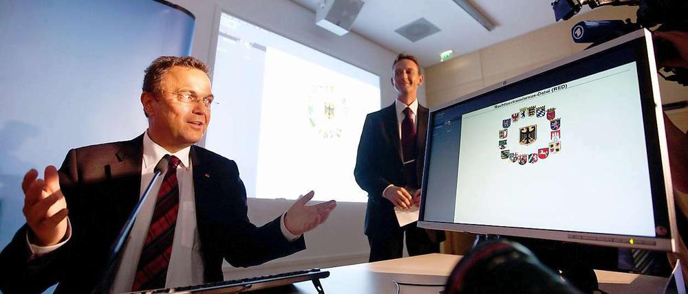 Mit einem Mausklick online. Innenminister Friedrich (CSU) stellte die "Rechtsextremismus-Datei" vor.