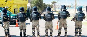 Bewachung ist möglich, Sicherheit gibt es nicht mehr. Afghanische Polizisten halten am Sonntag in Herat den Protest gegen das anti-islamische Video in Schach. Foto: dpa