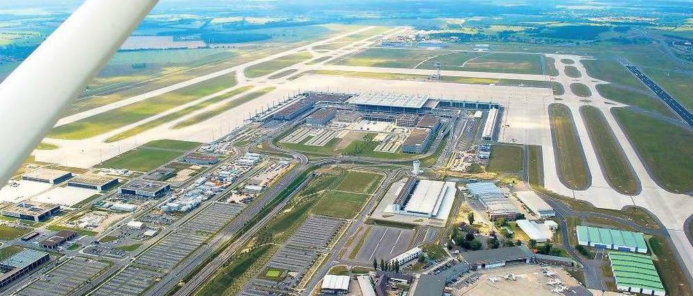 Mit dem Flugzeug geht’s schneller. Mit dem Rad benötigt man hingegen rund zwei Stunden für die Tour um den Flughafen, vorbei an der Nordbahn (rechts), dem neuen Terminal, den vielen Grünflächen. Noch ist der Weg aber nicht komplett fertiggestellt, weil einige Bauern ihre Ackerflächen nicht hergeben möchten.