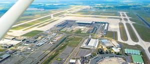 Mit dem Flugzeug geht’s schneller. Mit dem Rad benötigt man hingegen rund zwei Stunden für die Tour um den Flughafen, vorbei an der Nordbahn (rechts), dem neuen Terminal, den vielen Grünflächen. Noch ist der Weg aber nicht komplett fertiggestellt, weil einige Bauern ihre Ackerflächen nicht hergeben möchten.  