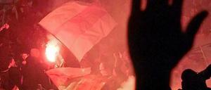 Das Abbrennen von Bengalos gilt als Verstoß gegen das Sprengstoffgesetz.