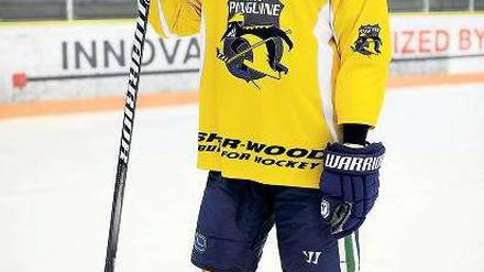 Ich möchte ein Pinguin sein. Weil die NHL pausiert, will Christian Ehrhoff für seinen Heiumatklub Krefeld spielen. Foto: dapd
