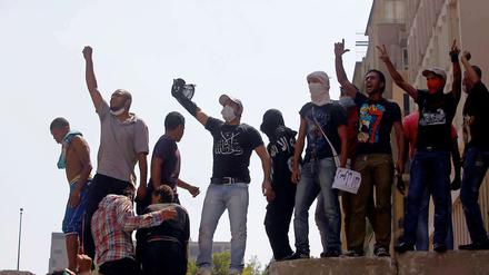 Demonstranten auf einer Mauer in der Nähe der US-Botschaft in Kairo.
