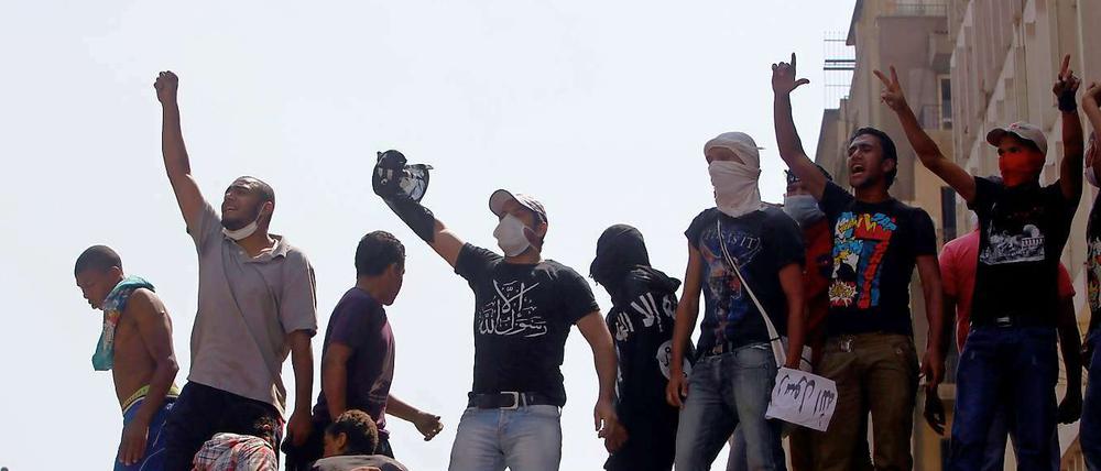 Demonstranten auf einer Mauer in der Nähe der US-Botschaft in Kairo.