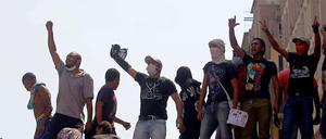 Demonstranten auf einer Mauer in der Nähe der US-Botschaft in Kairo.