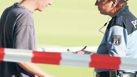 Ermittlungen dauern an. Am Sonntag befragten Beamte Zeugen. Montag ging die Suche nach dem Projektil weiter. Foto: Schroeder