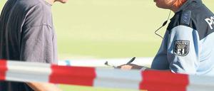 Ermittlungen dauern an. Am Sonntag befragten Beamte Zeugen. Montag ging die Suche nach dem Projektil weiter. Foto: Schroeder