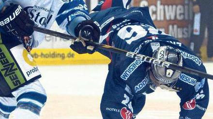 Kommt ein Eisbär vorbeigeflogen. Auch Florian Busch (rechts) gelang gegen Straubing wenig Erfreuliches. Foto: dpa