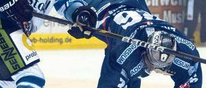 Kommt ein Eisbär vorbeigeflogen. Auch Florian Busch (rechts) gelang gegen Straubing wenig Erfreuliches. Foto: dpa