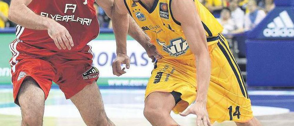 Schon gut in Schwung. Alba siegte mit Nihad Djedovic (rechts) souverän gegen die Bayern um Yotam Halperin. Foto: dapd