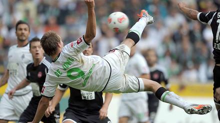 Luuk de Jong scheitert sehenswert, aber knapp: Sein Seitfallzieher landet am Pfosten.