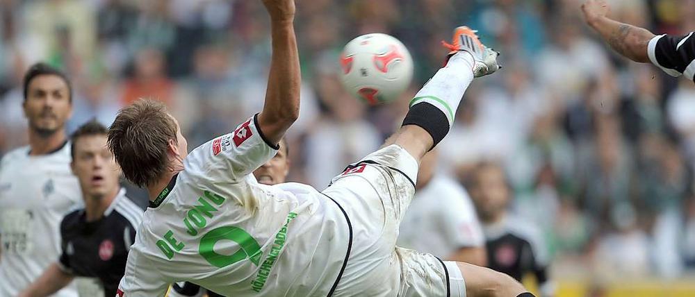 Luuk de Jong scheitert sehenswert, aber knapp: Sein Seitfallzieher landet am Pfosten.