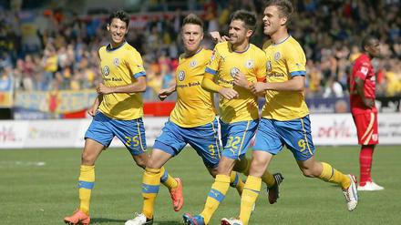 Gemeinsam vorneweg: Braunschweigs Orhan Ademi (v. r. n. l.), Torschütze Dennis Kruppke, Ermin Bicakcic und Marcel Correia jubeln nach dem Treffer zum 1:0, das den fünften Sieg im fünften Spiel sichert.