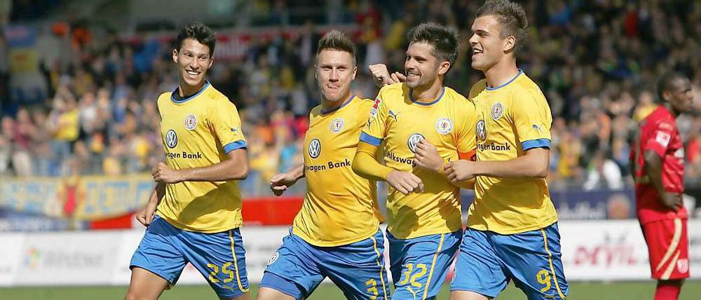 Gemeinsam vorneweg: Braunschweigs Orhan Ademi (v. r. n. l.), Torschütze Dennis Kruppke, Ermin Bicakcic und Marcel Correia jubeln nach dem Treffer zum 1:0, das den fünften Sieg im fünften Spiel sichert.