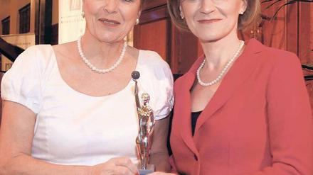 Von Frau zu Frau. Detmers (l.) überreicht Nikutta die silberne Oeconomia.Foto: Davids