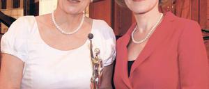 Von Frau zu Frau. Detmers (l.) überreicht Nikutta die silberne Oeconomia.Foto: Davids