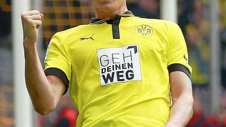 Er ließ seinem Namensvetter keine Hoffnung auf einen Auswärtspunkt. Robert Lewandowski traf gegen Leverkusen mit Trainer Sascha Lewandowski.