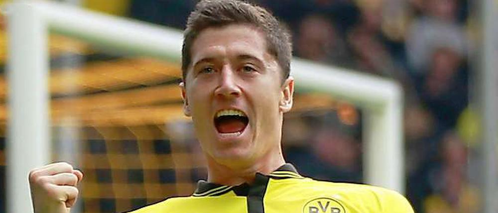 Er ließ seinem Namensvetter keine Hoffnung auf einen Auswärtspunkt. Robert Lewandowski traf gegen Leverkusen mit Trainer Sascha Lewandowski.