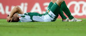 Blick in die Wolken. Unions Fabian Schoenheim liegt nach Spielende enttäuscht auf dem Ingolstädter Rasen.