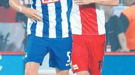 Motivation leicht gemacht. Gegen Union muss man Herthas Spieler (hier Maik Franz, vorne) nicht heiß machen. Aber wie sieht es heute gegen den Aufsteiger Aalen aus? Foto: Jürgen Engler