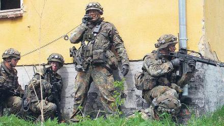In einer ehemaligen Kaserne auf dem Gelände des Übungszentrums in der Colbitz-Letzlinger Heide trainieren Bundeswehrsoldaten den Häuserkampf. 