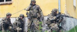 In einer ehemaligen Kaserne auf dem Gelände des Übungszentrums in der Colbitz-Letzlinger Heide trainieren Bundeswehrsoldaten den Häuserkampf. 