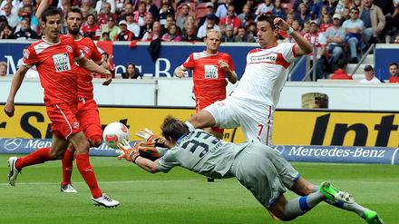 Fortunas Torwart Fabian Giefer klärt vor Stuttgarts Martin Harnik.